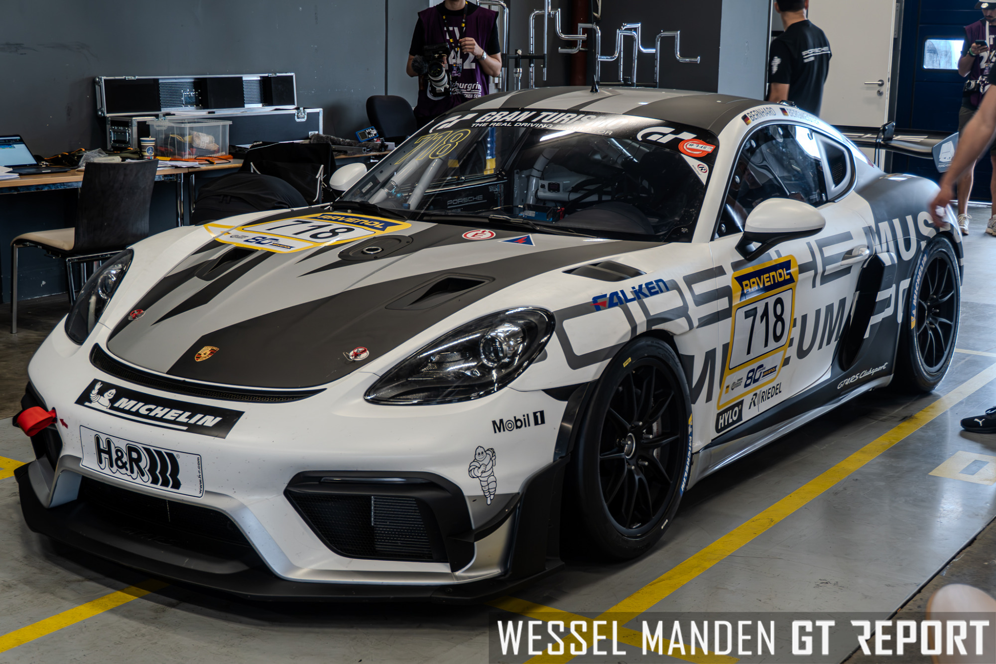 Timo Bernhard honors the 718 Cayman GT4 in style: “We’re still racers after all.”